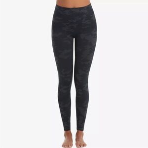 Spanx‎ Ecocare Seamless Leggings Black Camo size small NWT